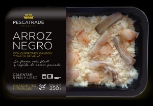 Arroz negro, con chipirones, gambón y aceite de oliva